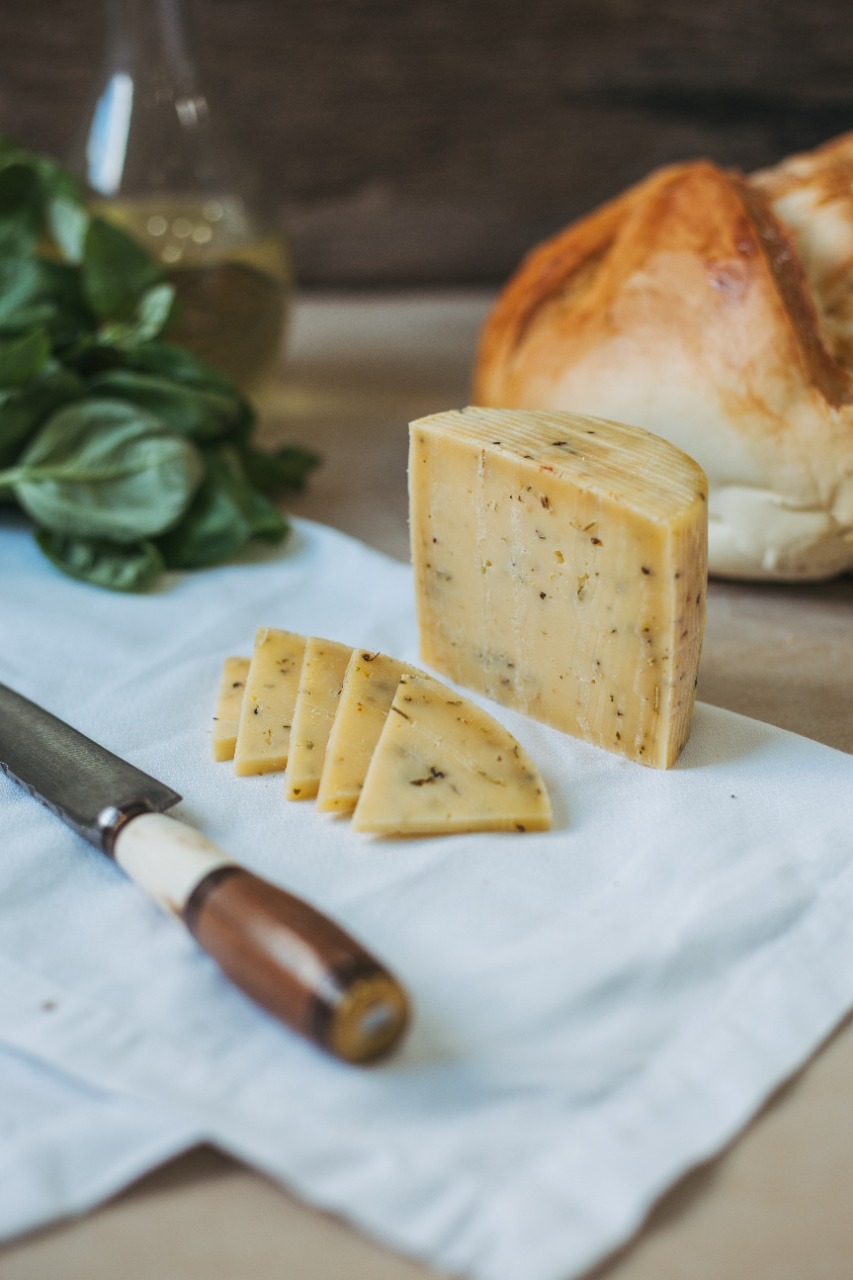 Queso Gouda saborizados albahaca horma x 1 kg aprox.
